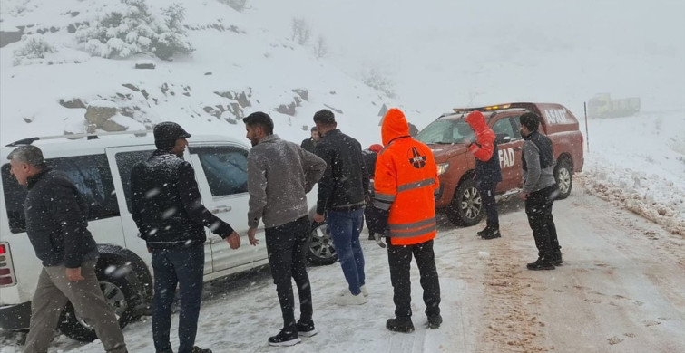Şırnak'ta Kar Yağışı Nedeniyle Mahsur Kalan Araçlar Kurtarıldı