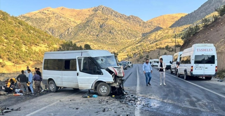Şırnak'ta Minibüs ve Hafif Ticari Araç Çarpıştı: 11 Yaralı