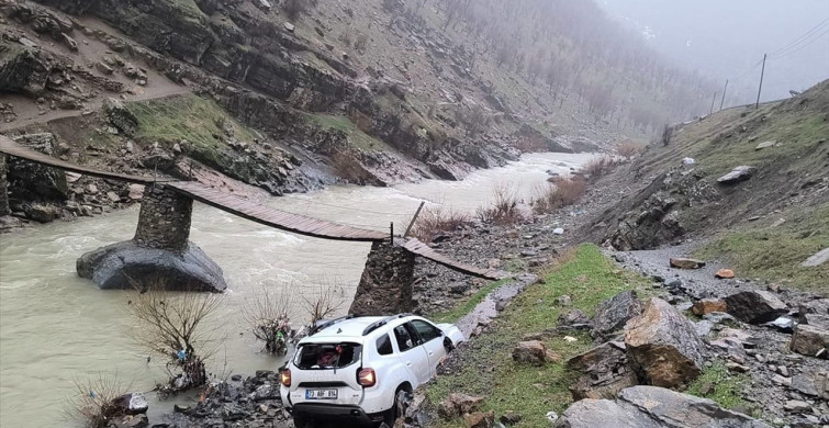 Şırnak'ta Taşarası Köyü Mevkiinde Araç Devrildi