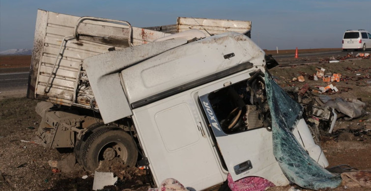 Şırnak'ta Tır Çarpışması: İki Sürücü Yaralandı