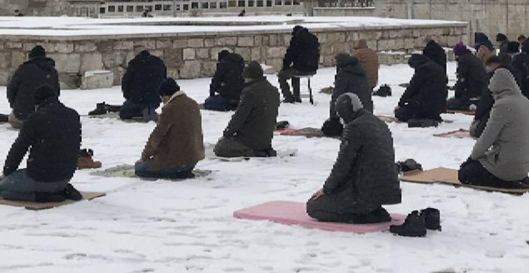 Sırp Polisinden Skandal Olay: Namaz Kılan Boşnakları Hedef Aldılar!