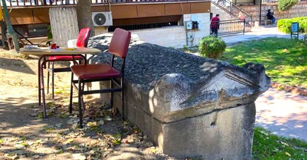 Sırtını Yaslayıp Çay İçtikleri Tarihi Eser, 2 Bin Yıllık Mezar Çıktı