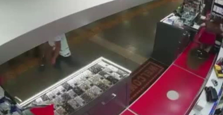 Şişli'de cep telefonu hırsızlığı güvenlik kameralarında görüntülendi