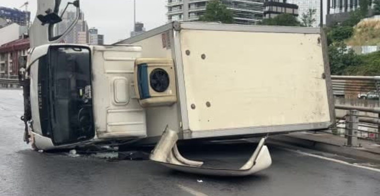 Şişli’de kamyonet bariyerlere çarparak devrildi