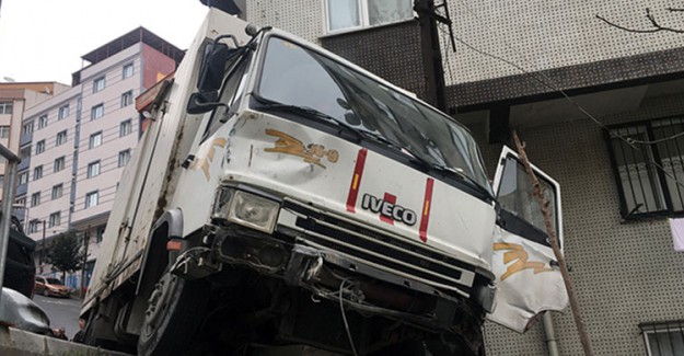 Şişli'de Kamyonun Freni Patladı
