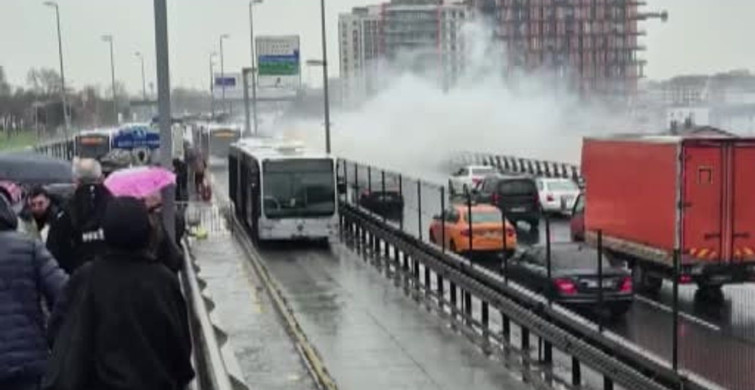 Şişli'de Metrobüs Motorunda Yangın Çıktı
