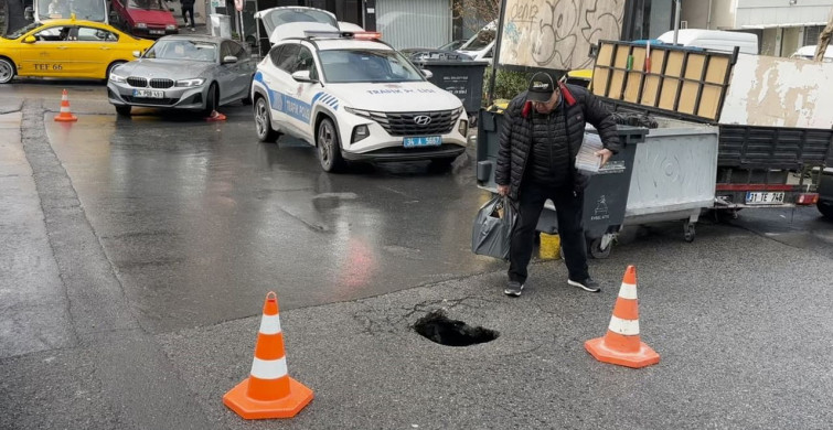 Şişli'de Sağanak Yağış Sonrası Yol Çöktü