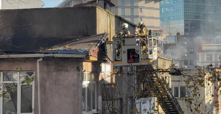 Şişli'deki İki Katlı Binada Yangın