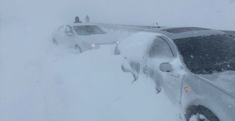 Sivas-Kayseri Kara Yolu Kar ve Tipi Nedeniyle Kapandı