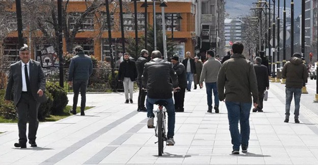Sivas Suşehri'nde Coronavirüs Tedbiri! Yan Yana Yürümek Yasaklandı!
