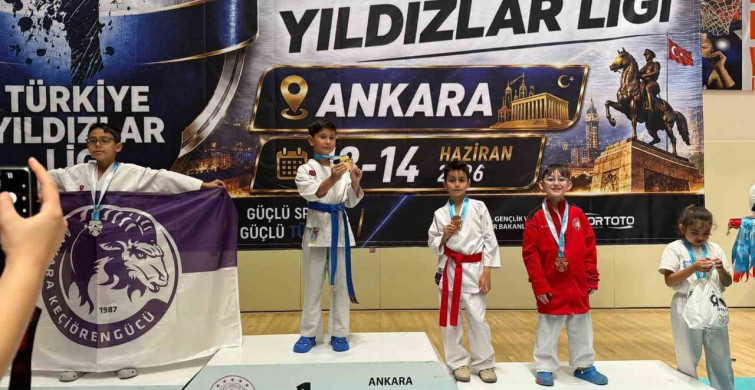 Sivaslı karateciler Ankara'dan madalyalarla döndü