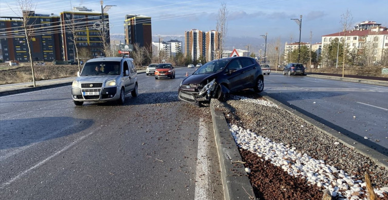 Sivas'ta Buzlanma Nedeniyle Zincirleme Trafik Kazası