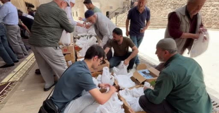 Sivas'ta cami cemaatine aşure ikramı yapıldı