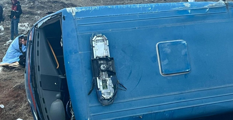 Sivas'ta Cezaevi Aracı Devrildi: 9 Yaralı