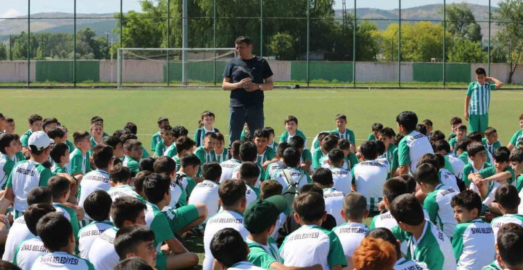 Sivas'ta çocuklar yaz spor okullarında futbol eğitimine devam ediyor