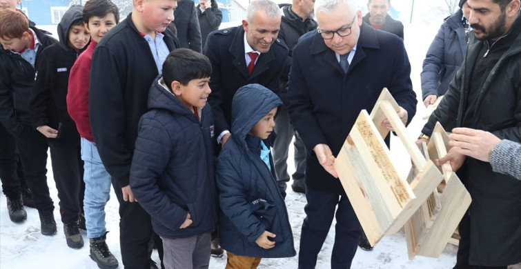 Sivas'ta Çocuklara Tahta Kızak Hediye Edildi