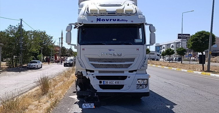 Sivas'ta Elektrikli Motosiklet Tırla Çarpıştı: Bir Kişi Hayatını Kaybetti