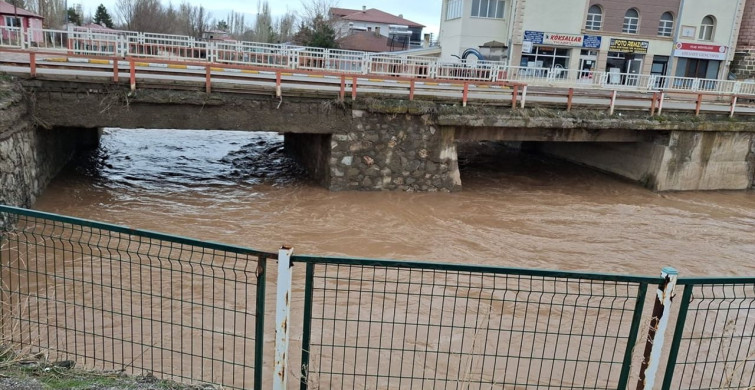 Sivas'ta Eriyen Kar Suları Tecer Irmağı'nı Besliyor