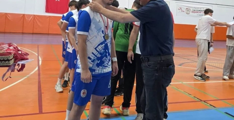 Sivas'ta Gençler B Futsal İl Birinciliği şampiyonu Sivas Borsa İstanbul Anadolu Lisesi oldu