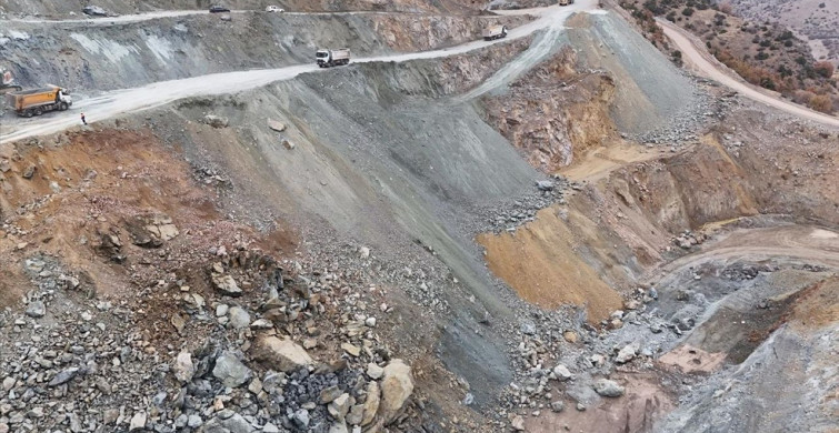 Sivas'ta Göçük Altında Kalan Şantiye Müdürü İçin Arama Çalışmaları Devam Ediyor