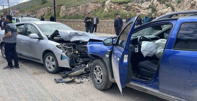 Sivas'ta Kafa Kafaya Çarpışma: 8 Yaralı