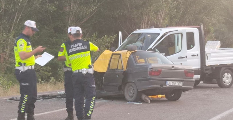 Sivas'ta kamyonet ile otomobil çarpıştı: 1 ölü, 2 yaralı