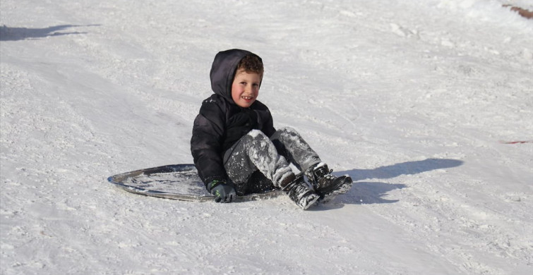 Sivas'ta Kar Eğlencesi: Çocuklar Tepsi ve Poşetlerle Kayarak Eğleniyor