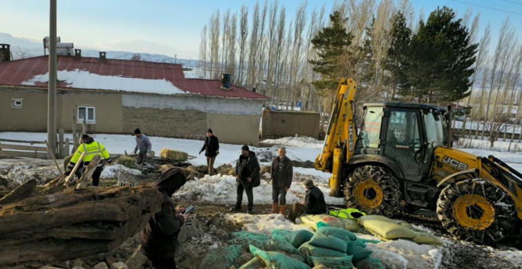 Sivas'ta Kar Yükü Ağılı Çöktürdü: 40 Koyun Telef Oldu