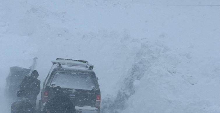 Sivas'ta Karda Mahsur Kalan Sürücü Kurtarıldı