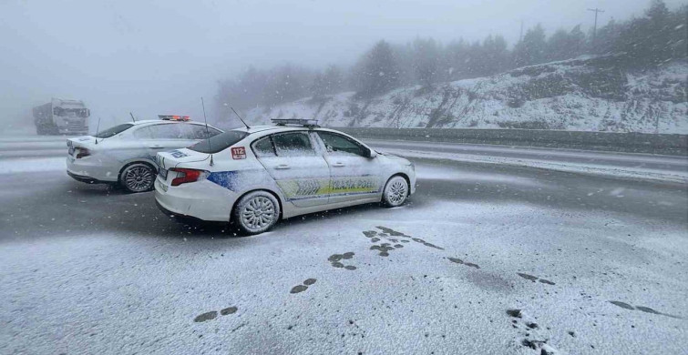Sivas'ta Kış Yeniden Hissediliyor: Geçitler Karla Kaplandı