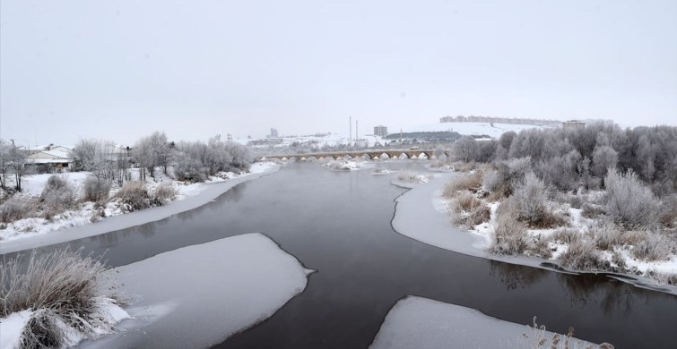 Sivas'ta Kızılırmak Nehri Buz Tutma Eşine Geldi