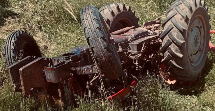 Sivas’ta Kontrolden Çıkan Traktör Devrildi: 1 Ağır Yaralı