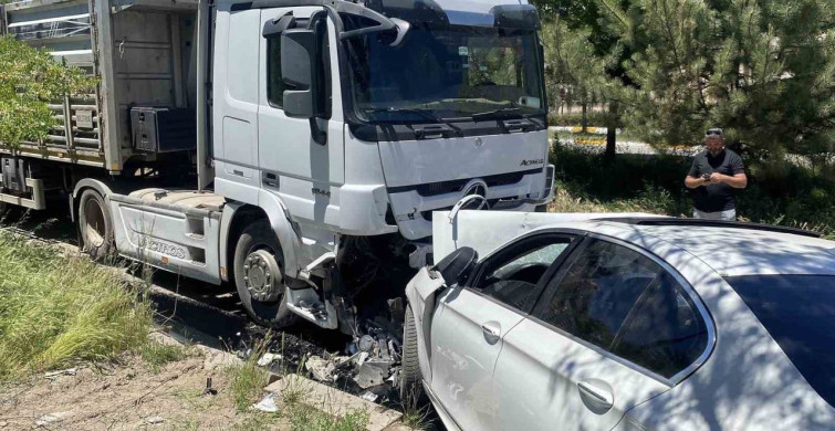 Sivas'ta lüks otomobilin kazası: Sürücü ağır yaralı