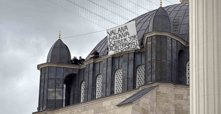 Sivas'ta Merkez Camisi İşçileri Ücretlerini Alamayınca Kubbe Eylemi Yaptı