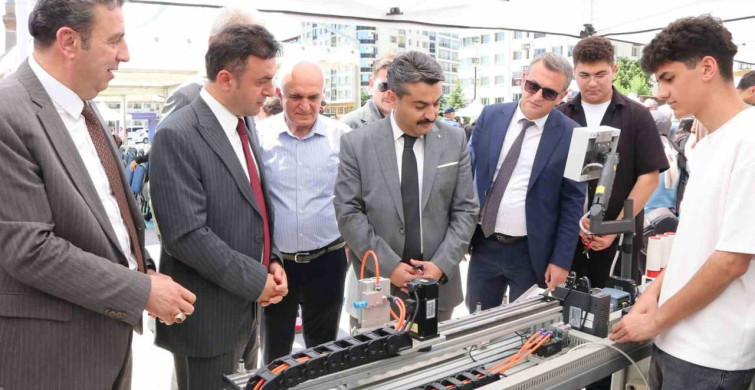 Sivas'ta mesleki ve teknik eğitim okulları tanıtım şenliği düzenlendi