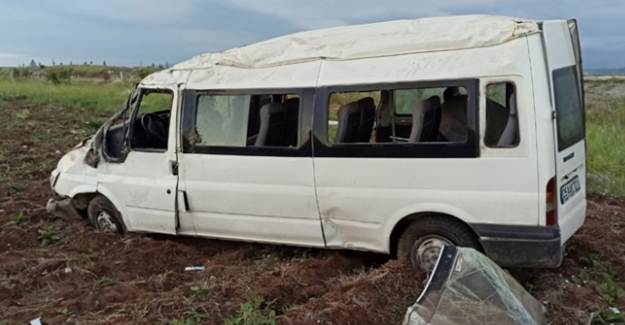 Sivas'ta Minibüs Devrildi: 6 Yaralı