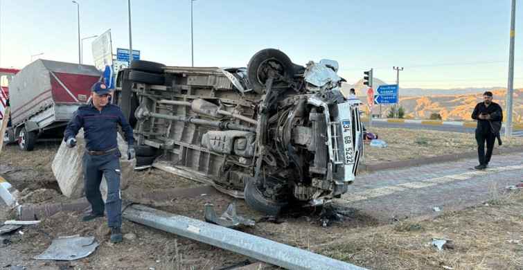 Sivas'ta Minibüs Kazası: 15 Tarım İşçisi Yaralı