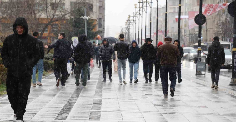 Sivas'ta Nisan Ayında Kar Yağışı