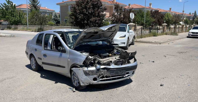 Sivas’ta otomobillerin çarpışması sonucu 3 kişi yaralandı