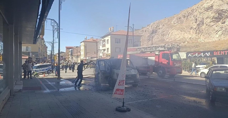 Sivas'ta Park Halindeki Araç Yandı, Kendiliğinden Hareket Etti