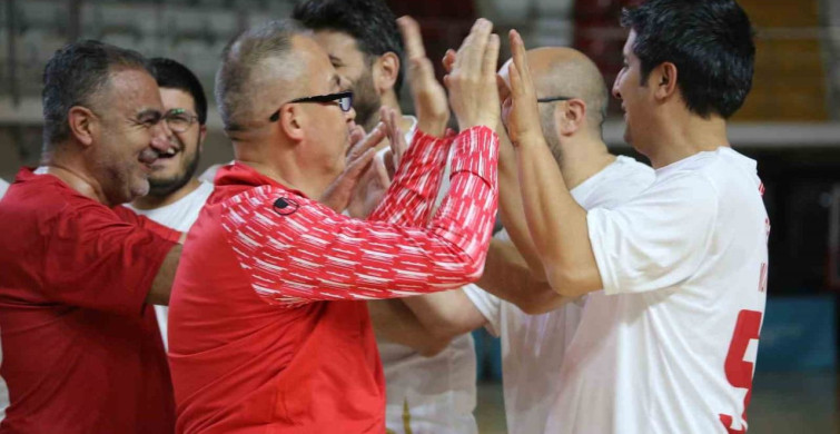 Sivas'ta Şehitler İçin Anlamlı Futsal Maçı Düzenlendi