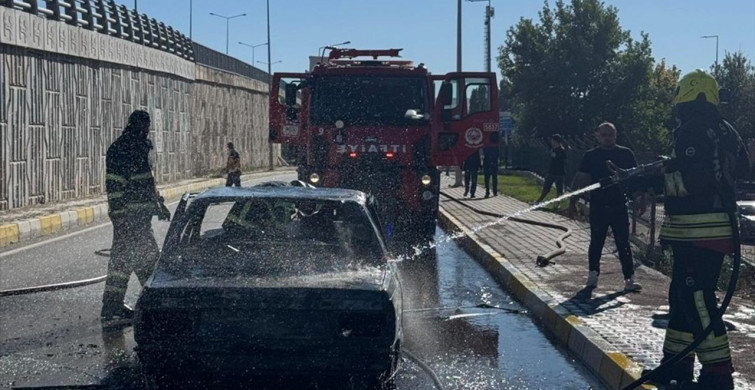 Sivas'ta Seyir Halindeki Otomobilde Yangın: Sürücü Yaralandı