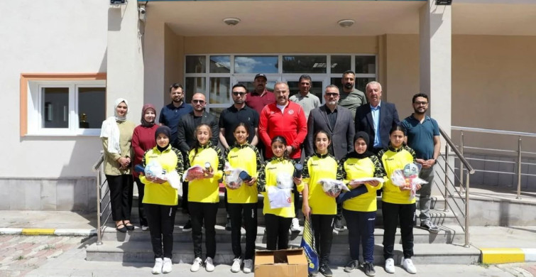 Sivas'ta spor yapan okullara malzeme desteği