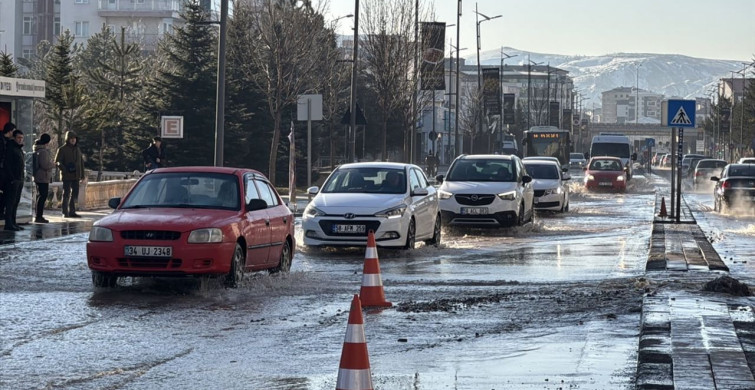 Sivas'ta Su Borusu Patladı, Trafik Aksamaları Yaşandı