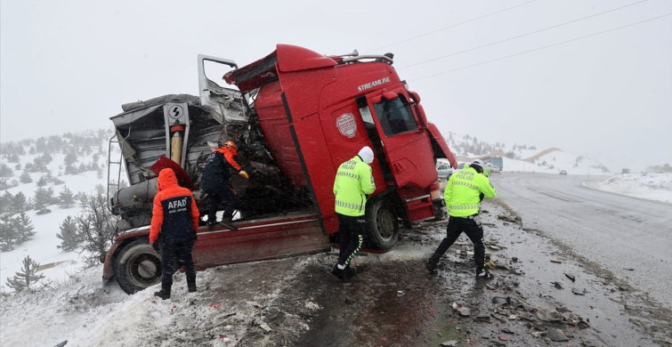 Sivas'ta Tır Çarpışması: 1 Ölü, 2 Yaralı