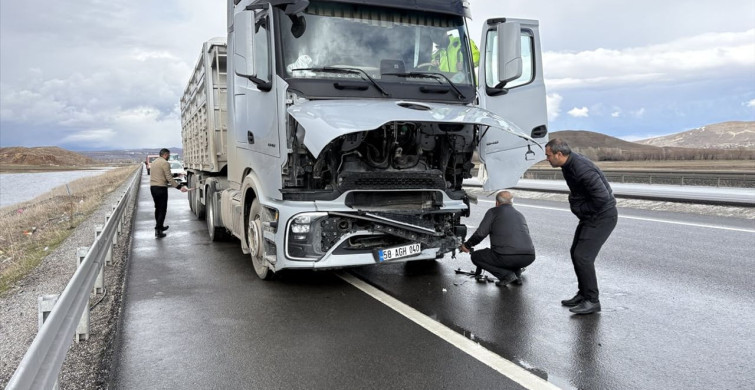 Sivas'ta Tır ile Hafif Ticari Araç Çarpıştı: 1 Ağır Yaralı