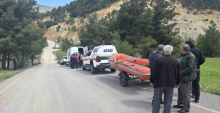 Sivas'ta Trafik Kazası: Bir Ölü, Bir Yaralı ve Kaybolan Genç Kız İçin Arama Çalışmaları Devam Ediyor