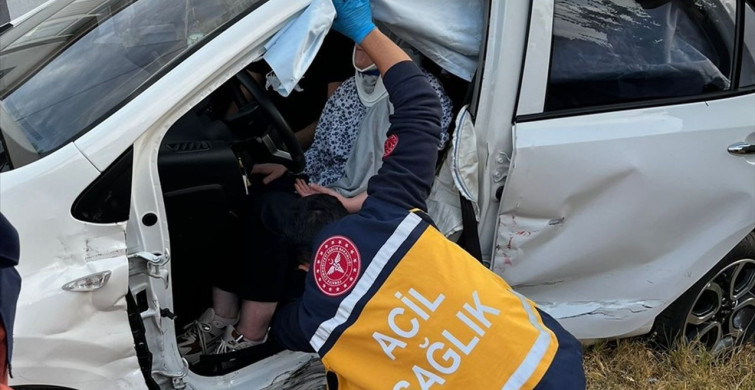 Sivas'ta Trafik Kazası: Üç Yaralı