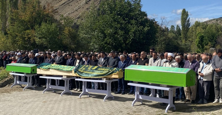 Sivas'ta Trafik Kazasında Hayatını Kaybedenlerin Cenazesi Defnedildi