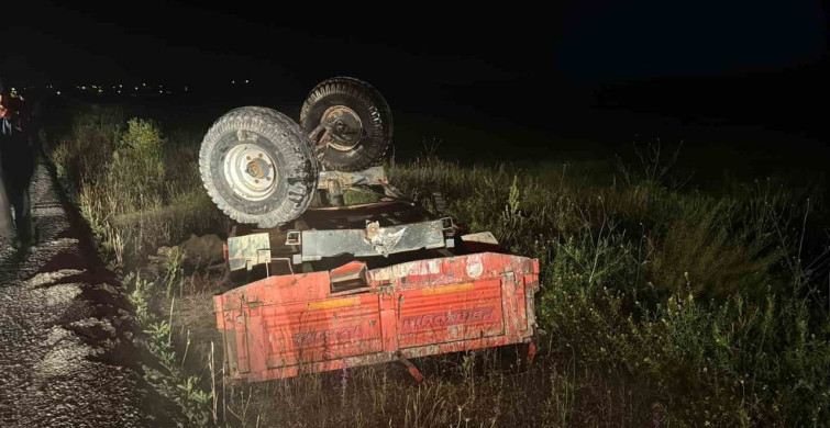 Sivas’ta traktöre çarpan Mercedes marka otomobil hasar gördü: 4 yaralı